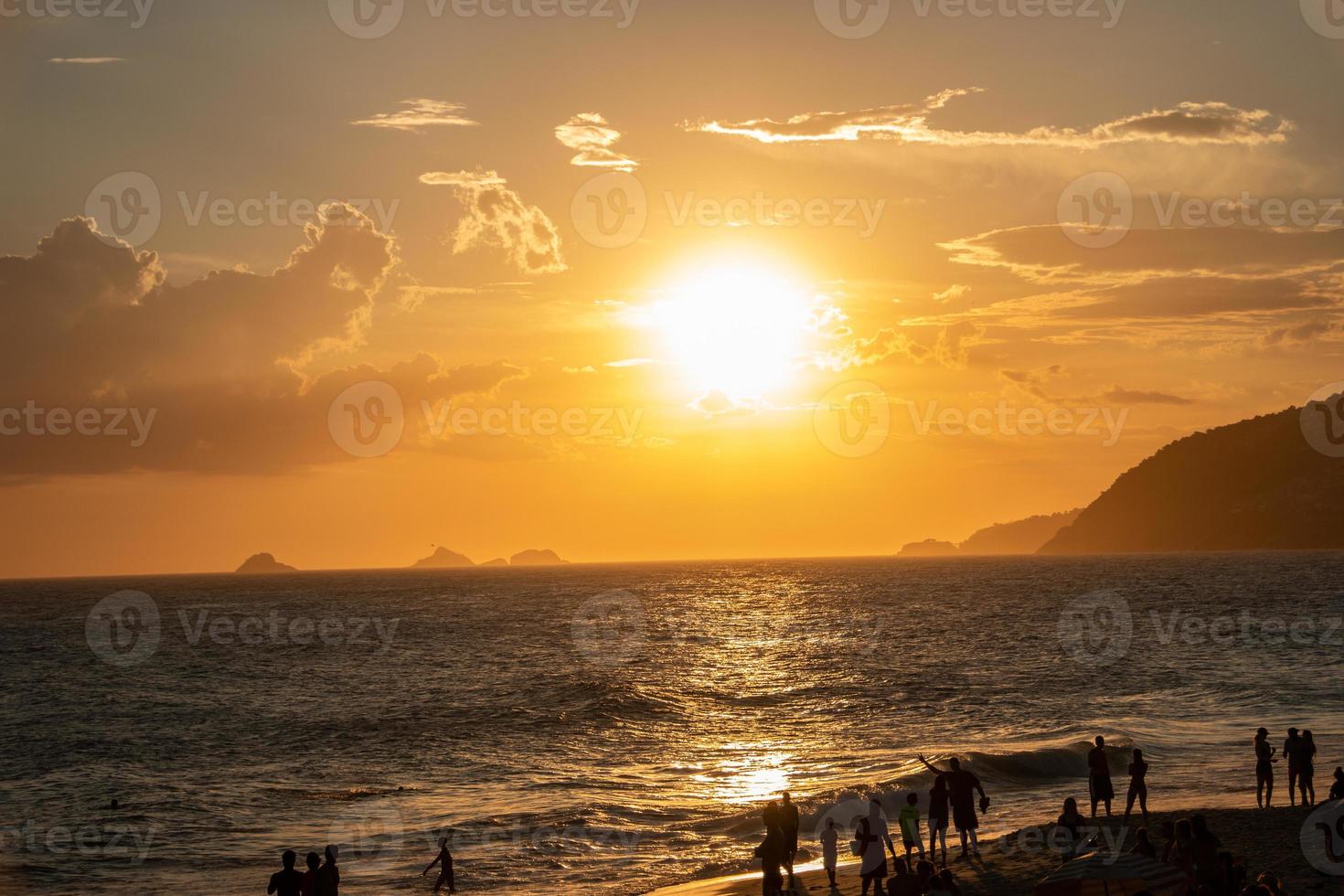 solnedgång vid ipanema-stranden i Rio de Janeiro, Brasilien foto
