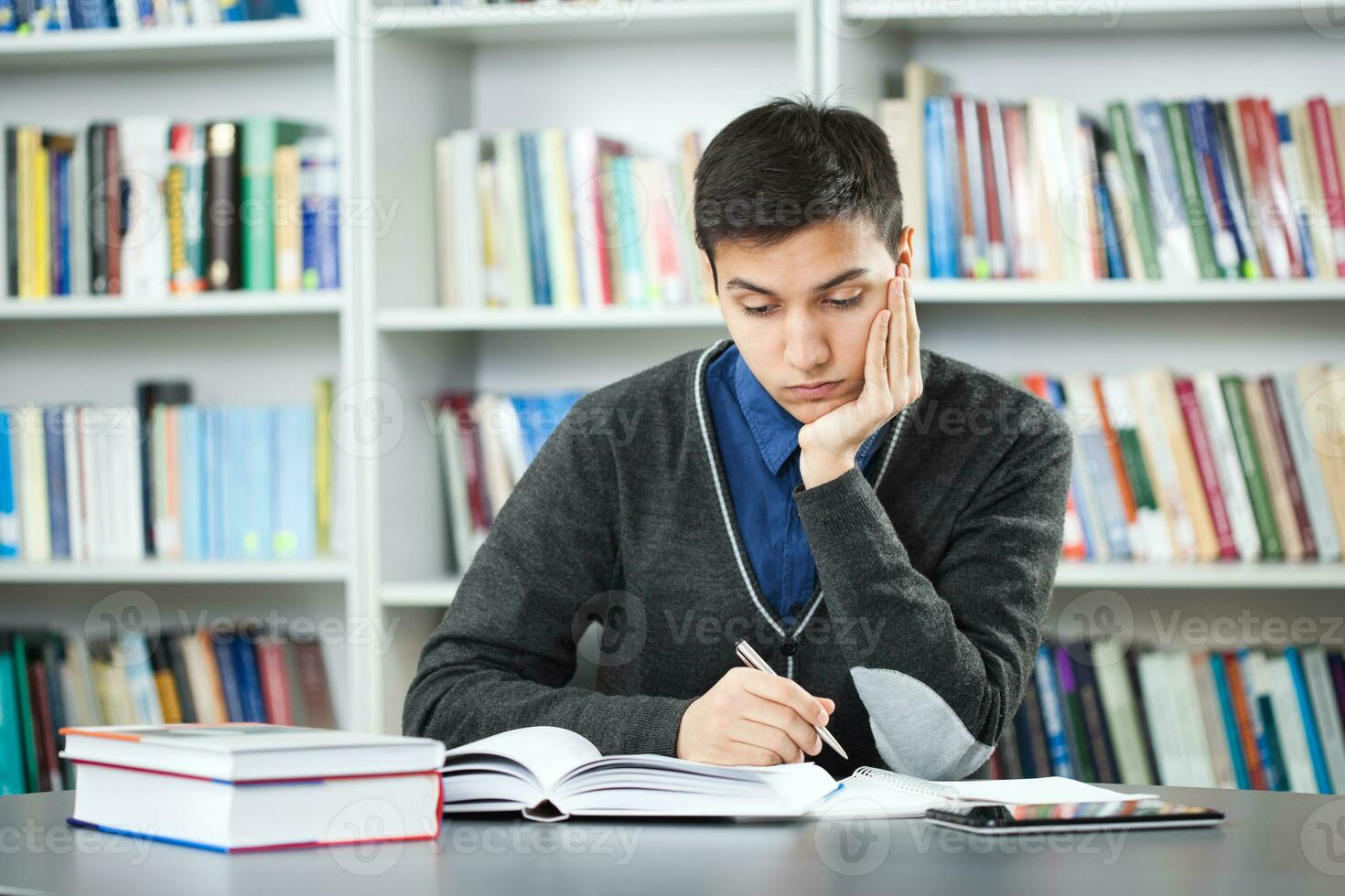 en studerande i de bibliotek foto