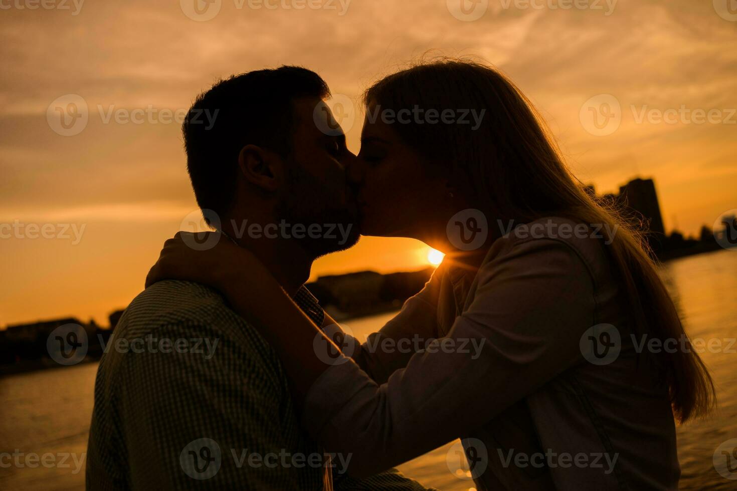 en ung par över de solnedgång foto