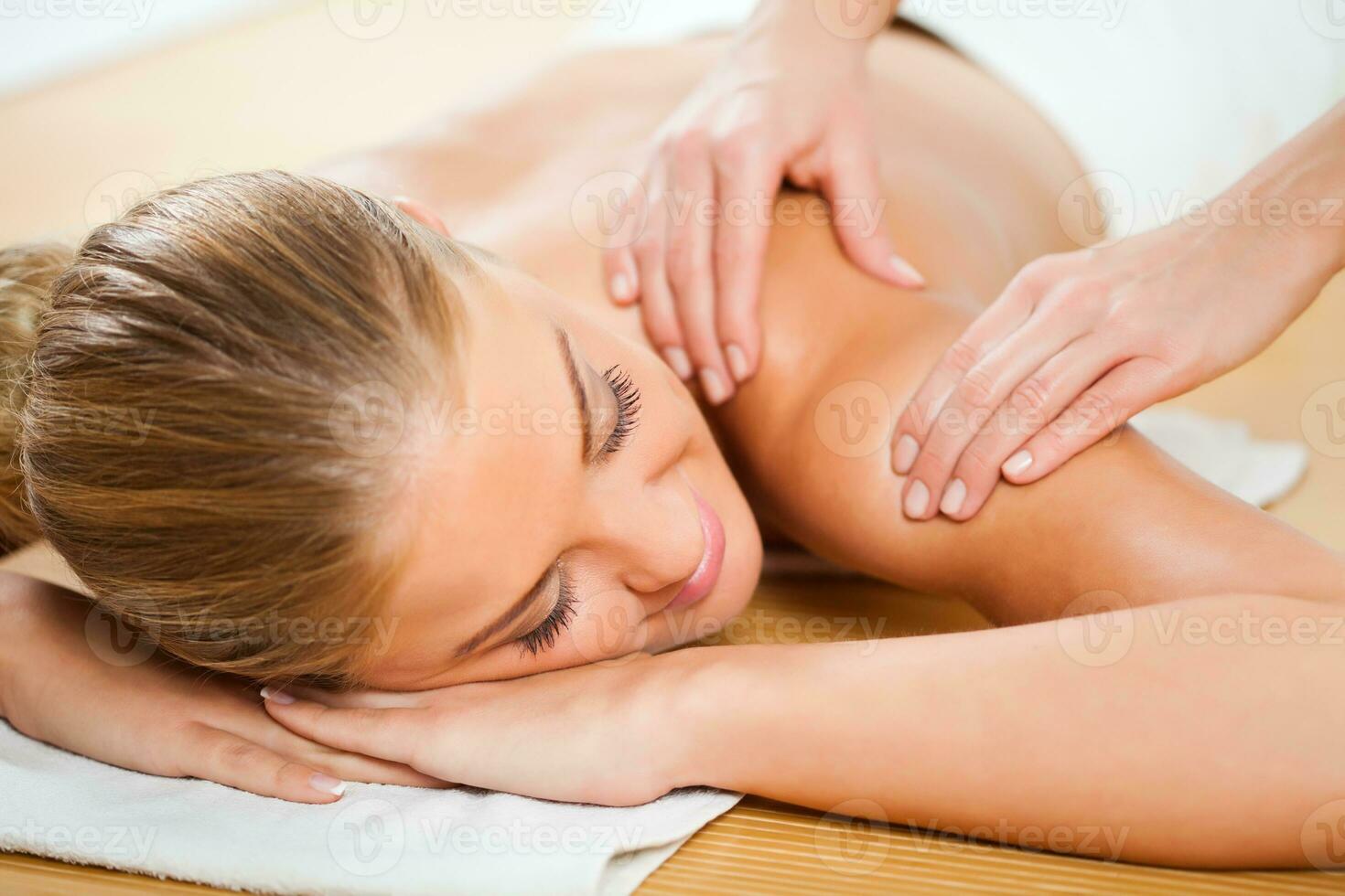 en kvinna som får en massage foto