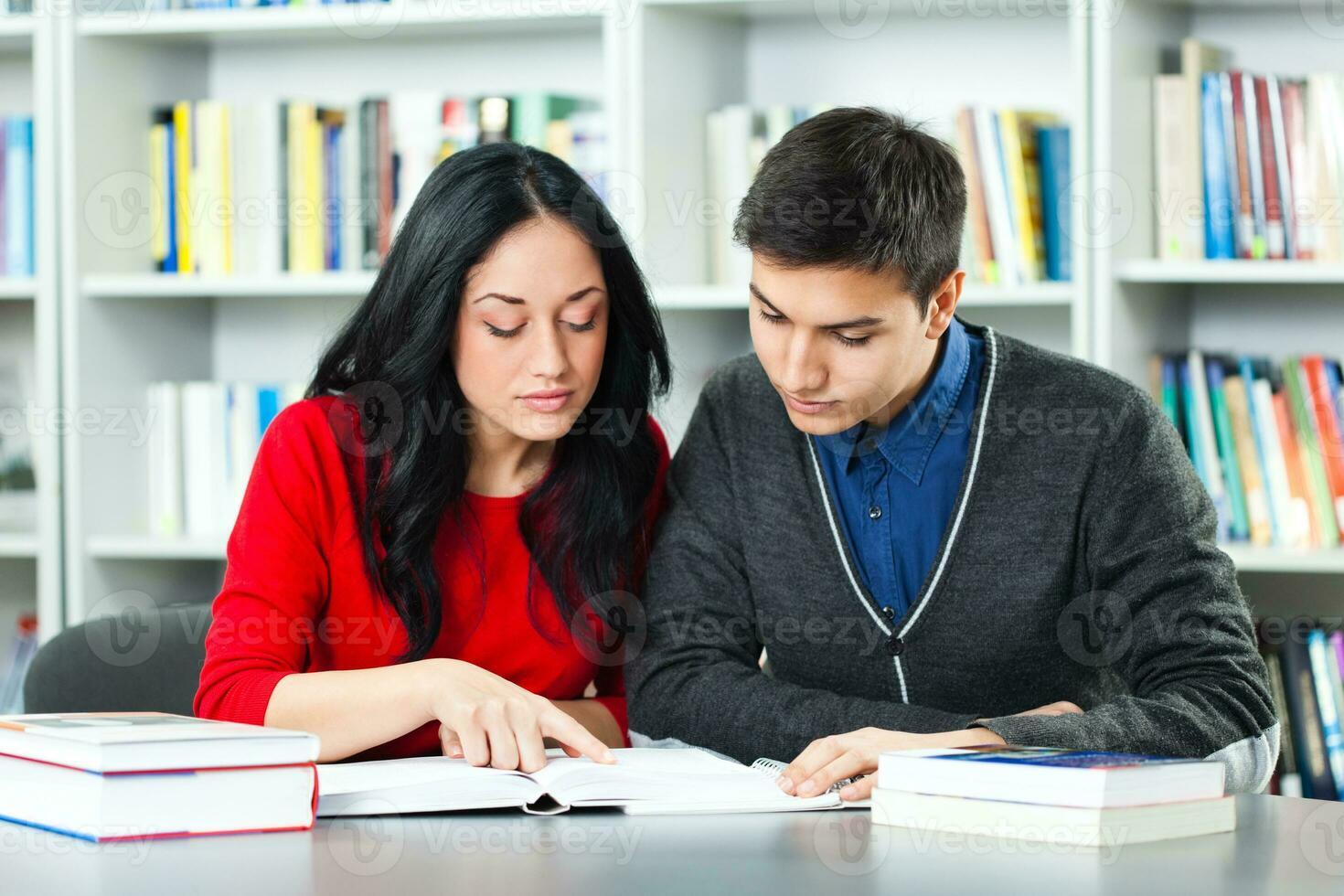 studenter i biblioteket foto