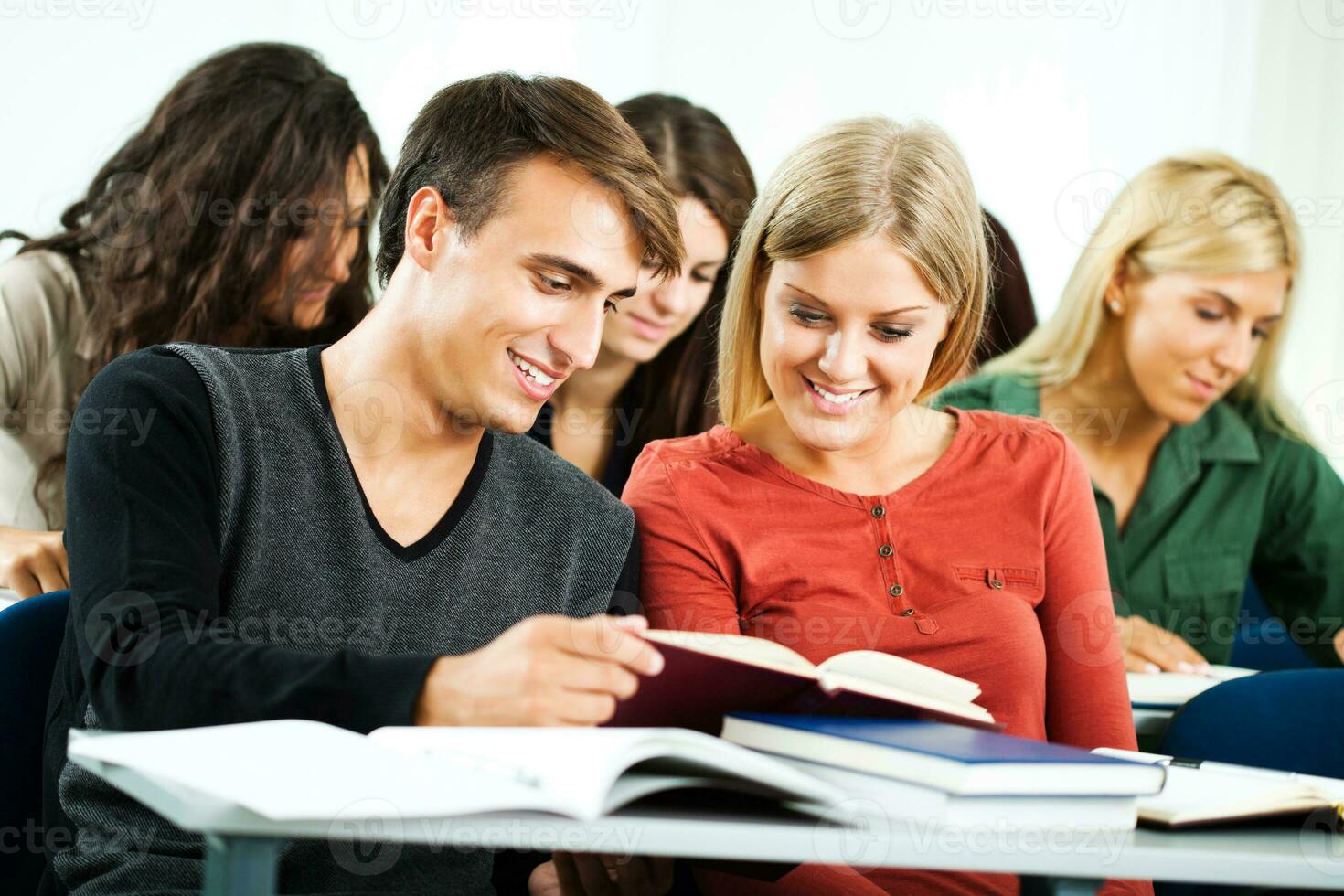 studenter i en klassrum foto