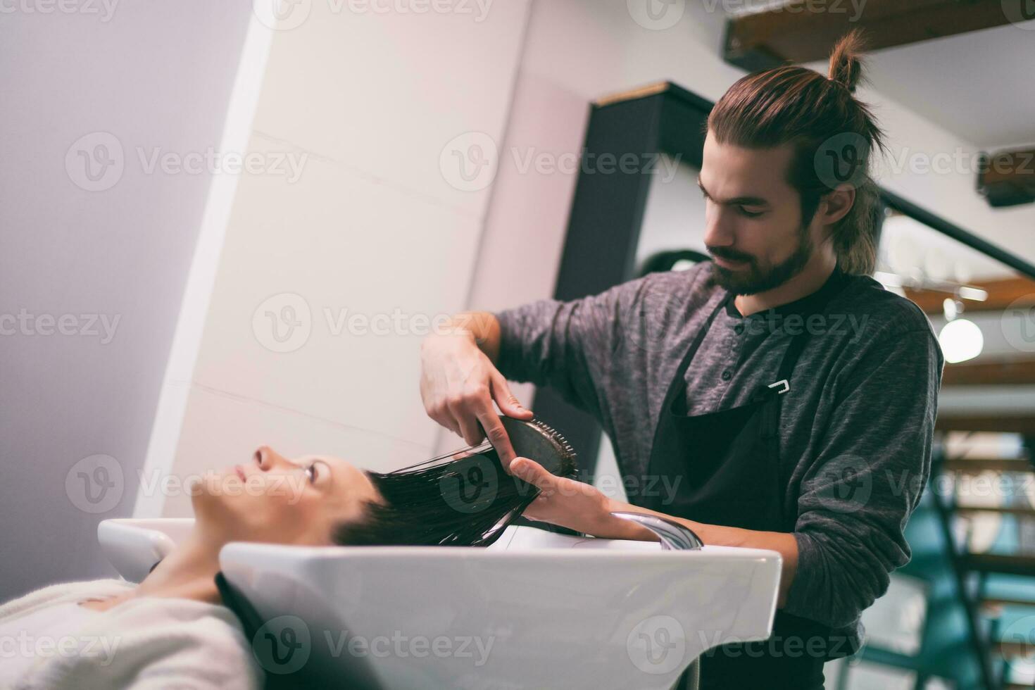 en kvinna på en hår salong foto