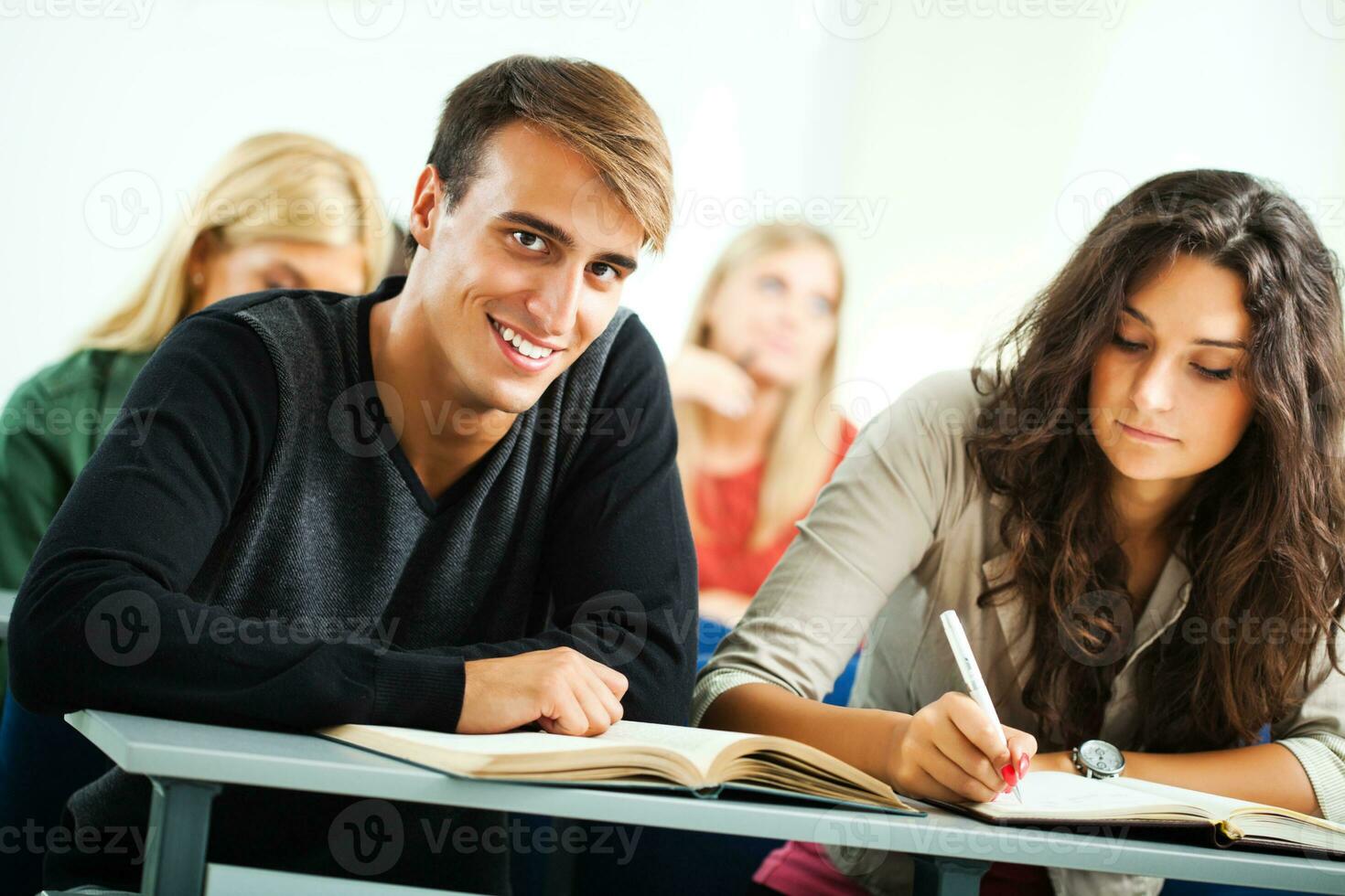 studenter i en klassrum foto