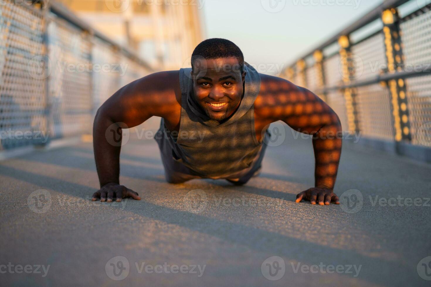 ett afrikansk amerikan man håller på med fysisk övningar foto