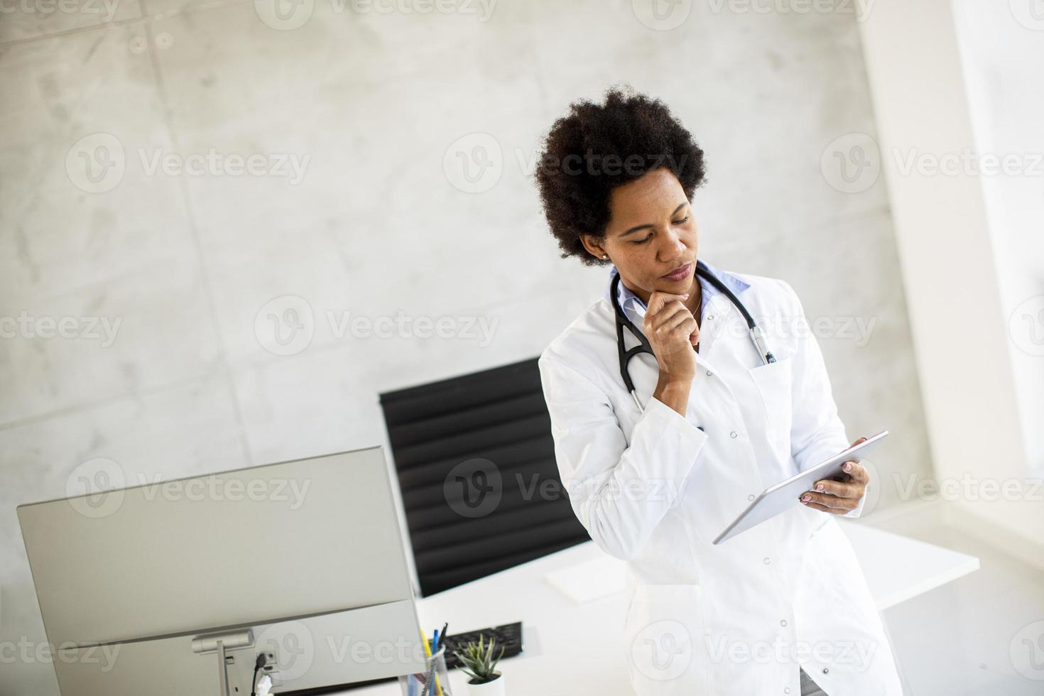 läkare tittar över pappersarbete foto