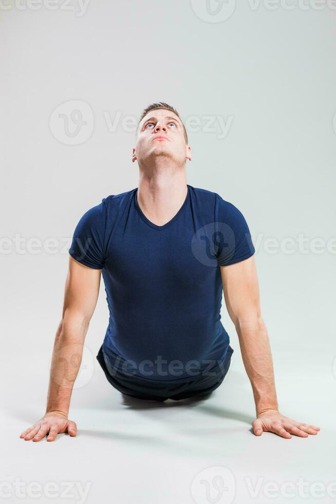en man håller på med fysisk övningar foto