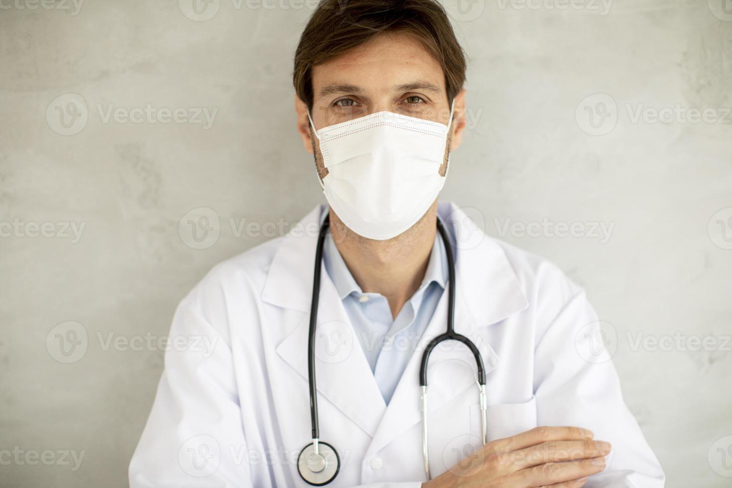 närbild av en läkare i en mask foto
