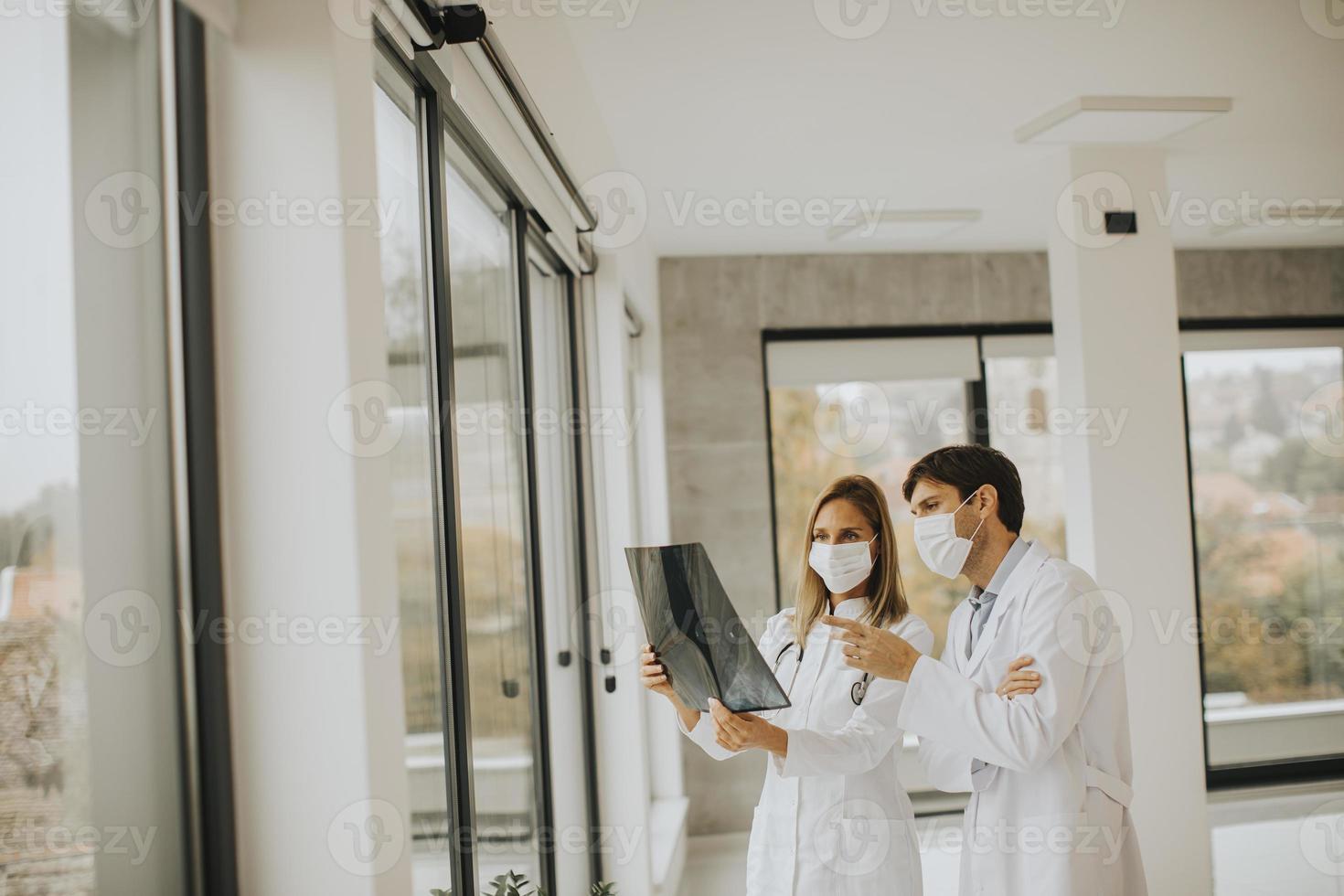 maskerade läkare med röntgen foto