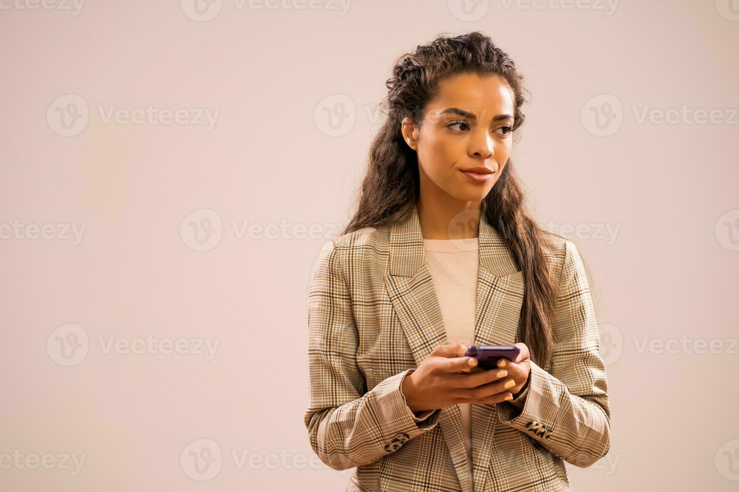 en affärskvinna kontroll henne telefon foto