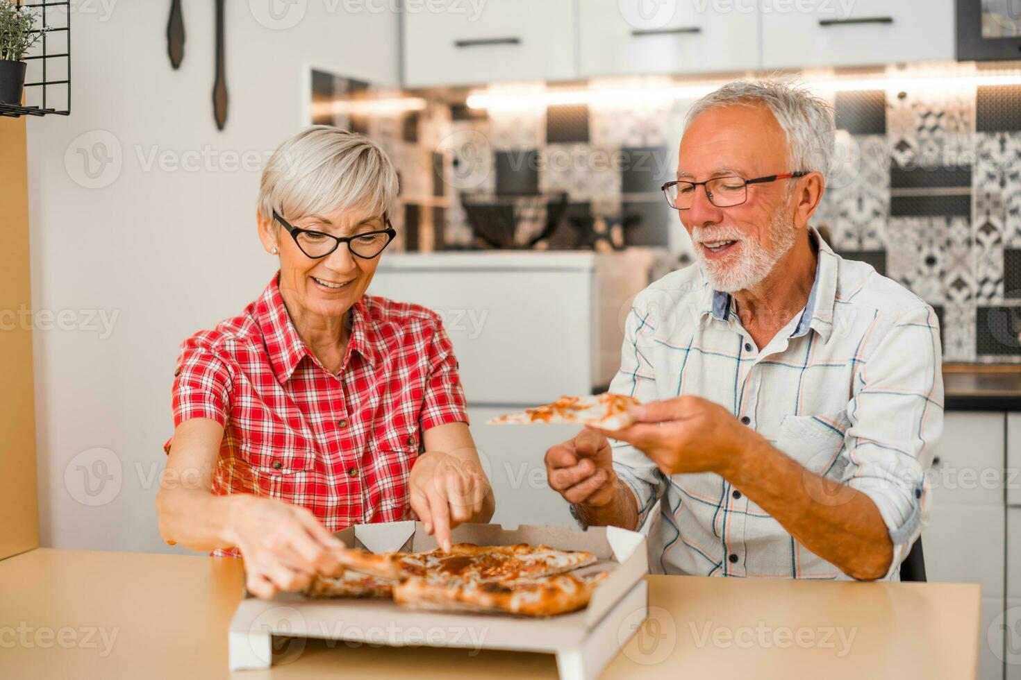 en senior par äter pizza foto