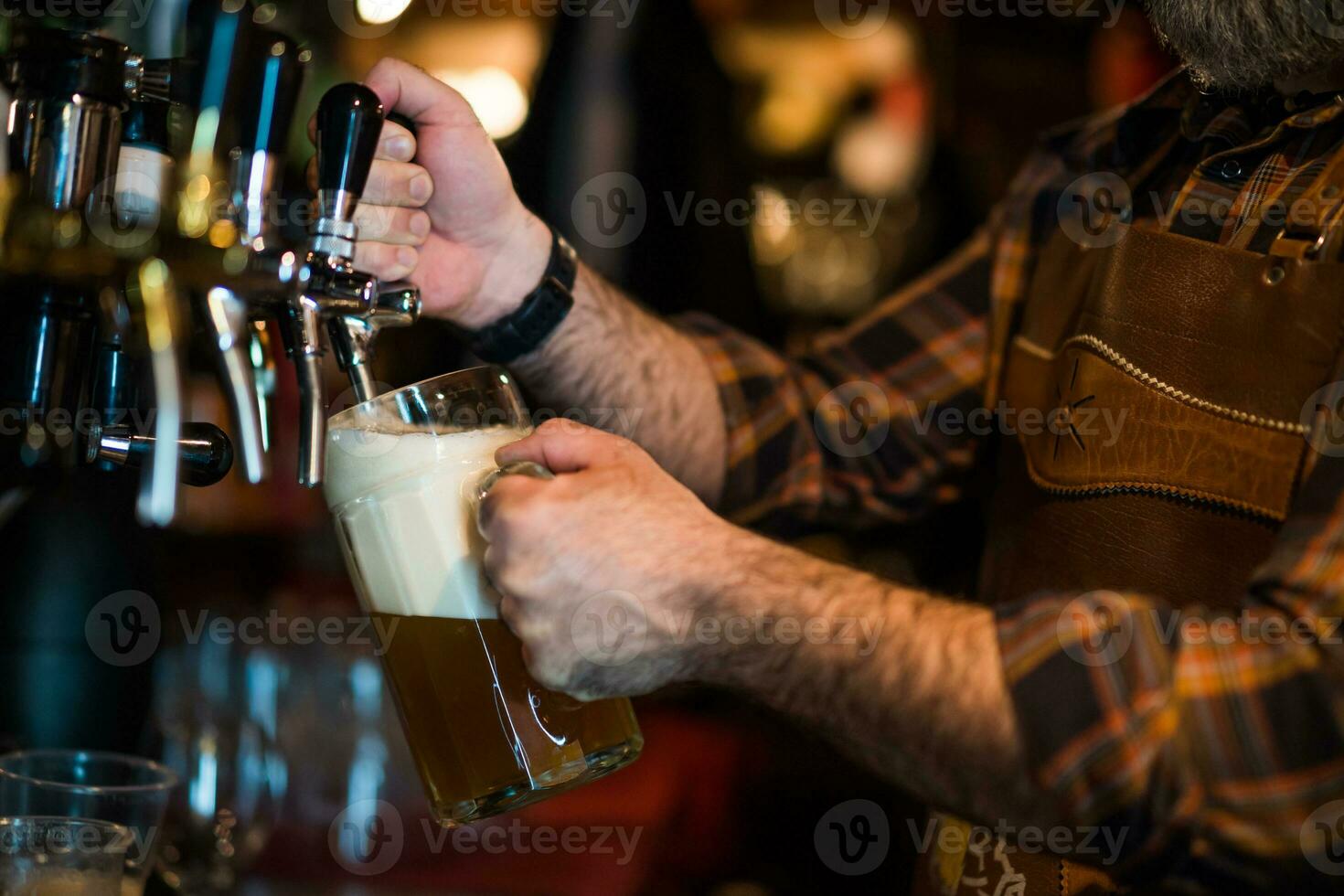 en bartender tjänande öl foto
