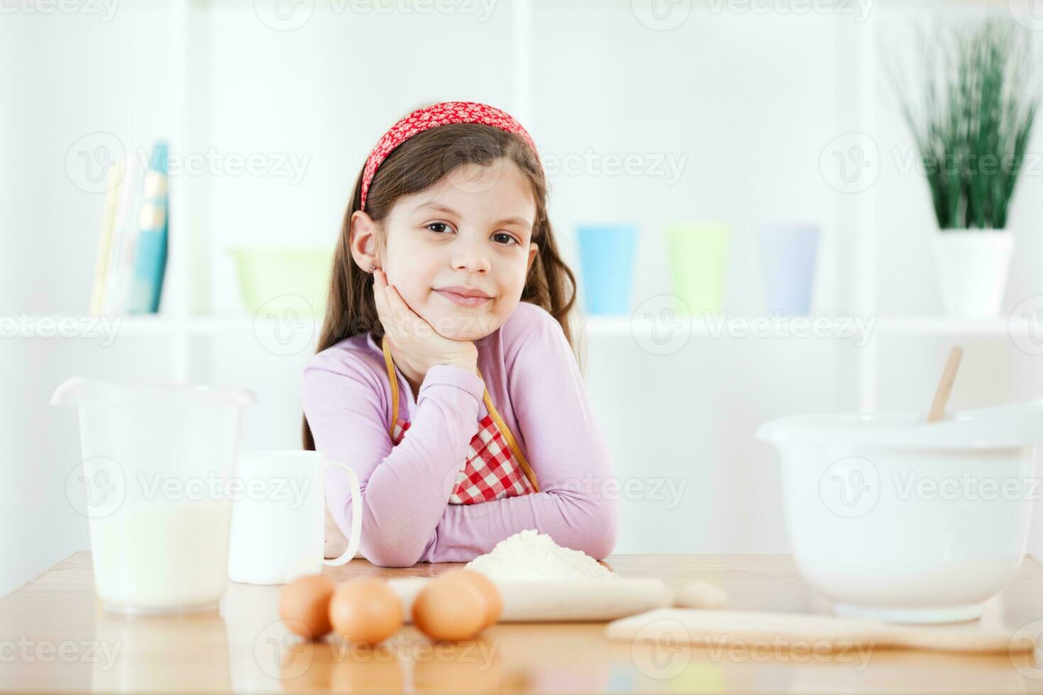 en ung flicka matlagning foto
