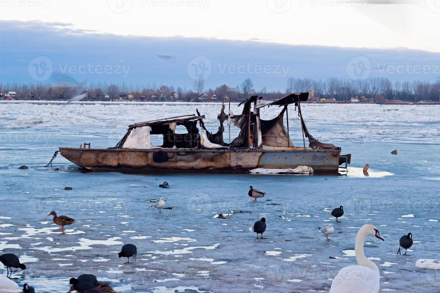 bränd båt på djupfryst Donau foto