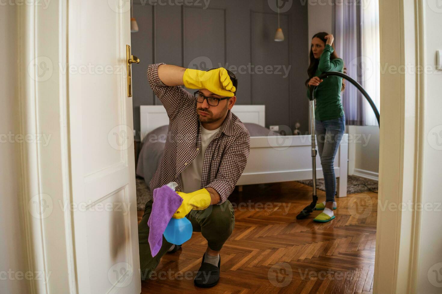 ung par är rengöring deras lägenhet foto