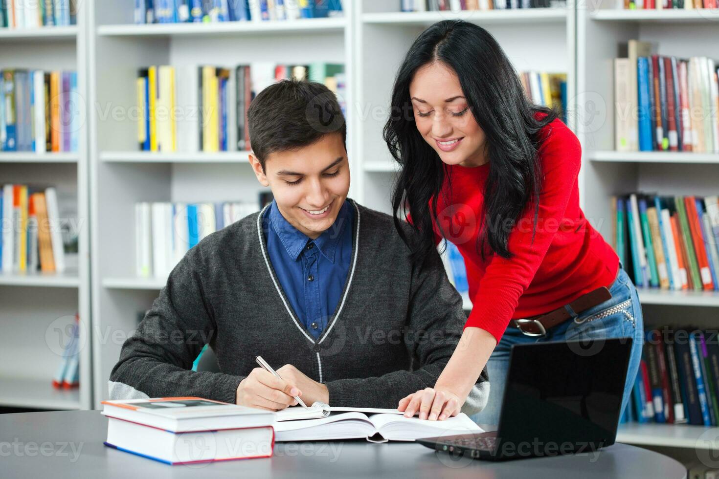 studenter i biblioteket foto