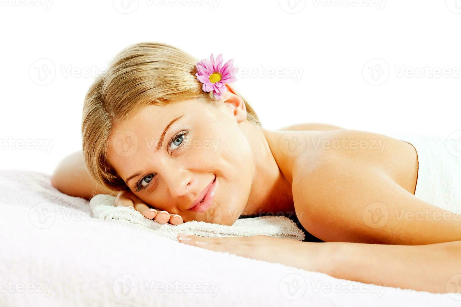 ung kvinna avkopplande efter massage på spa behandling foto
