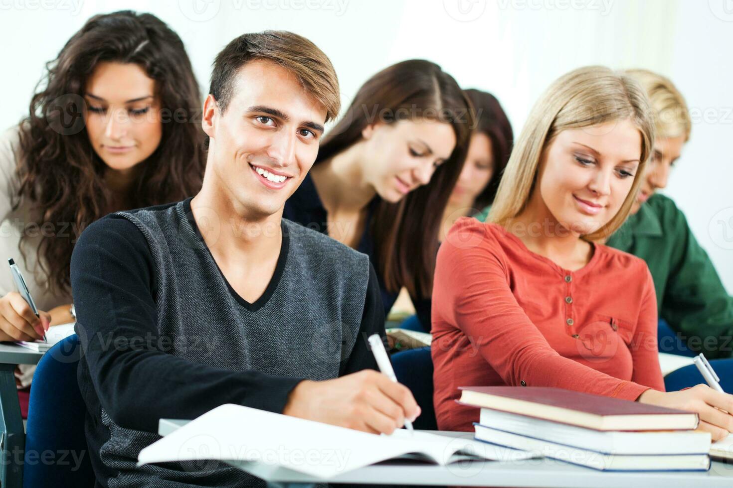 studenter i en klassrum foto