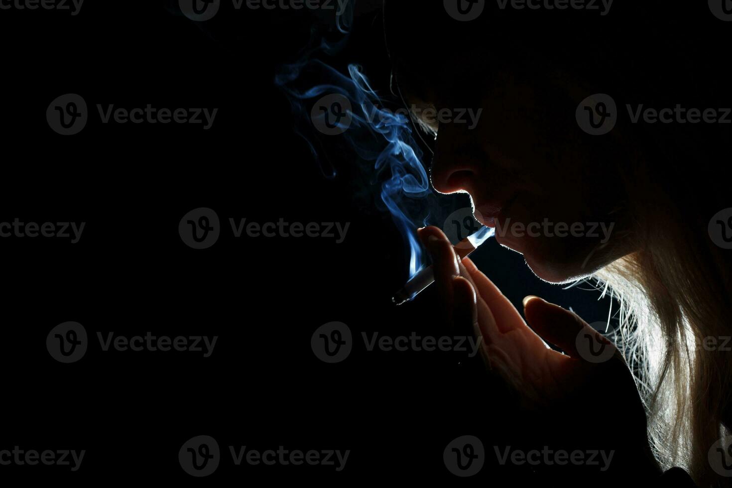 en kvinna rökning foto