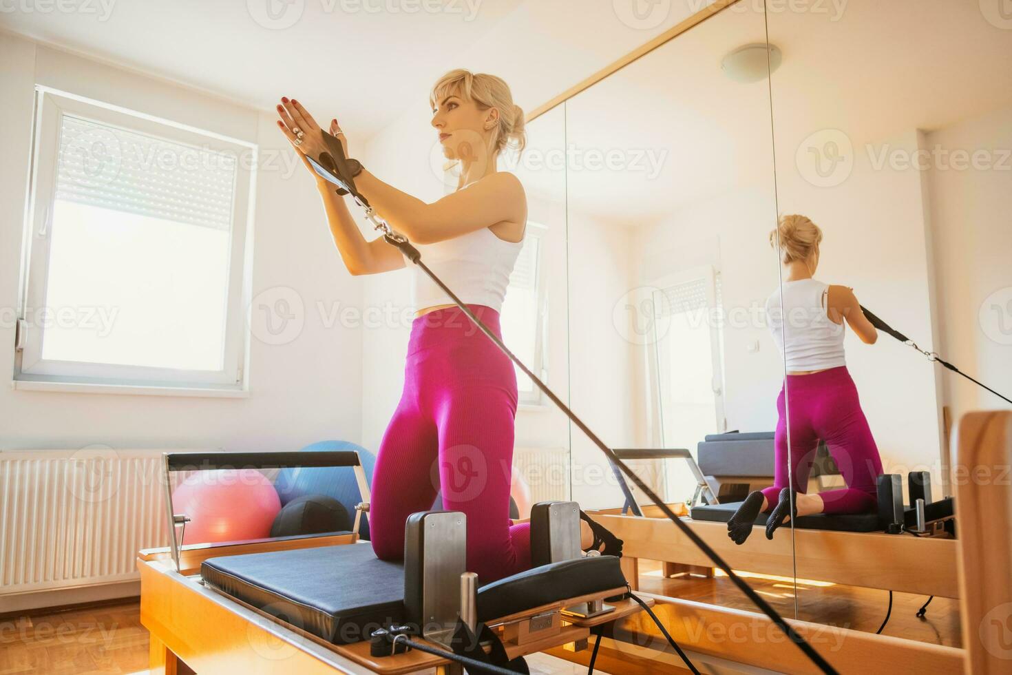 en kvinna håller på med pilates foto