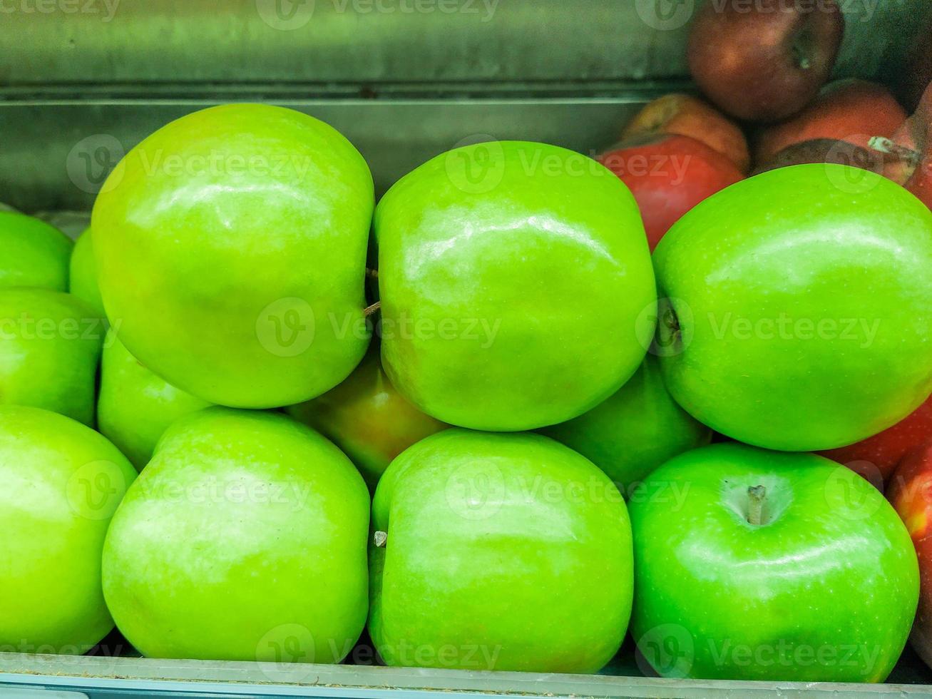 gröna äpplen på en bås på en öppen marknad i Rio de Janeiro foto