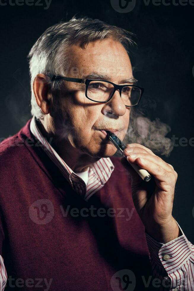 en man rökning ett elektronisk cigarett foto