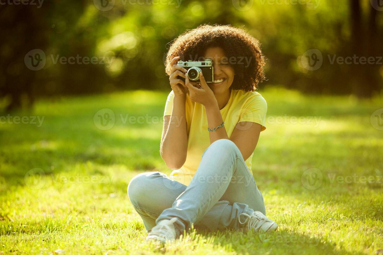 en kvinna vem spenderar henne tid i natur foto