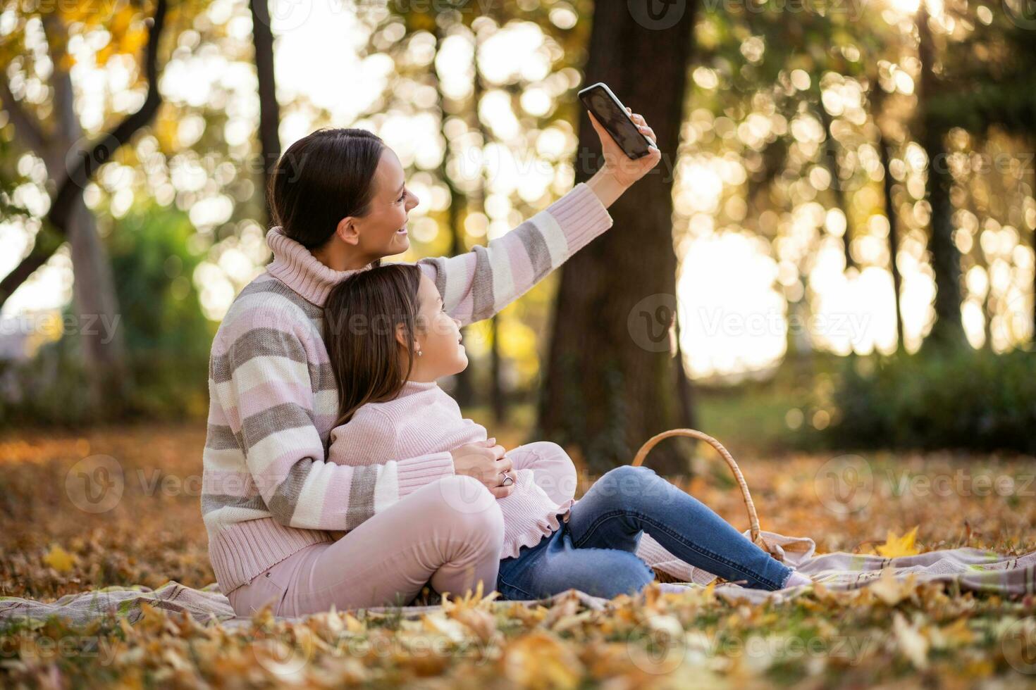 mor och dotter utgifterna tid utomhus foto