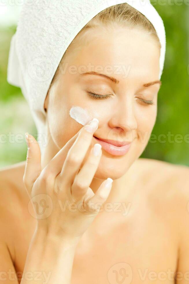 en kvinna tar vård av henne hud foto