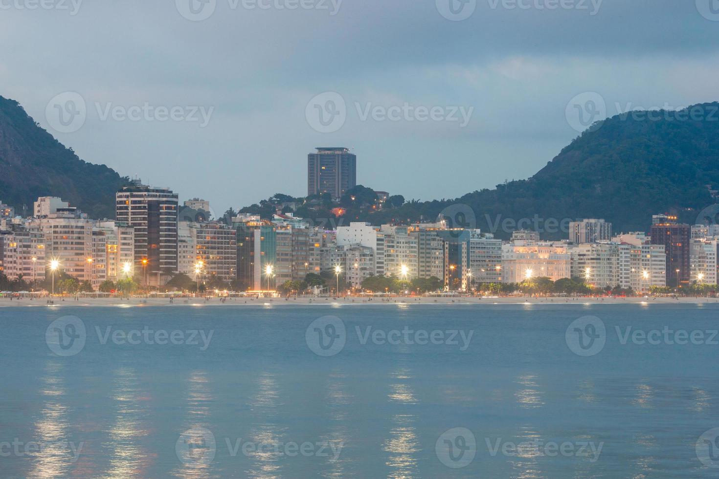 skymning på copacabana-stranden i Rio de Janeiro, Brasilien foto