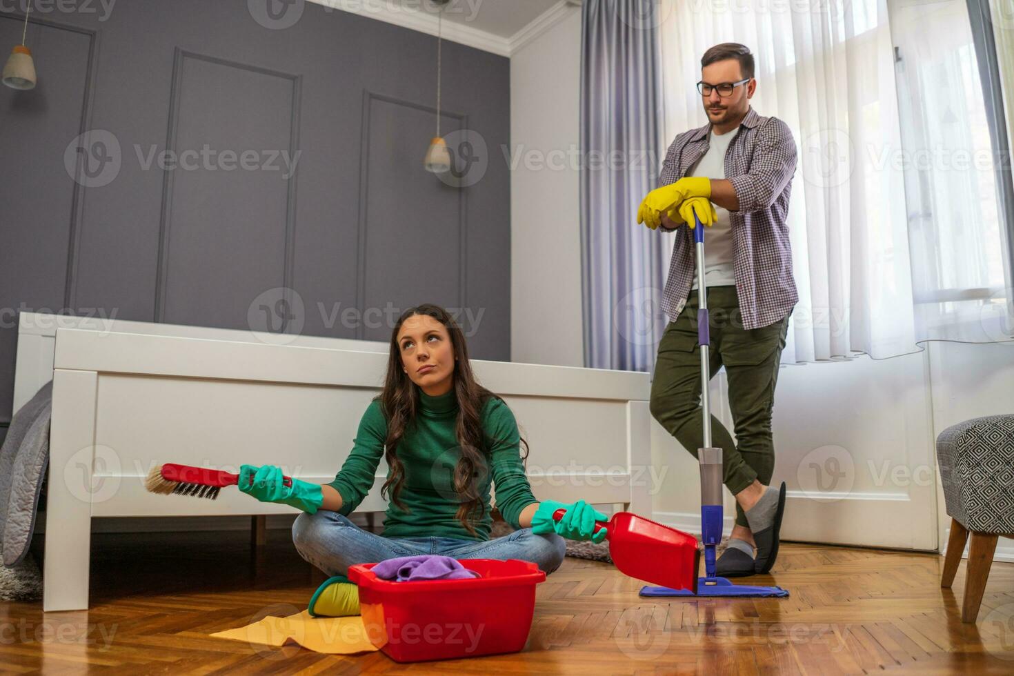 ung par är rengöring deras lägenhet foto