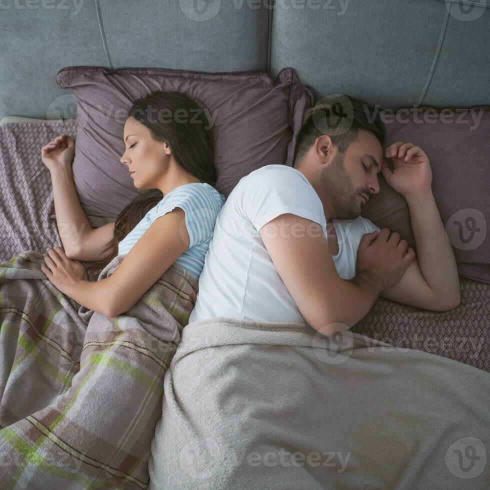 en ung par liggande i säng foto