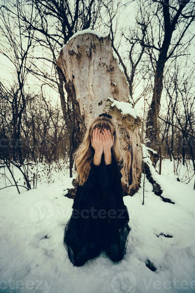 ledsen ung blond kvinna i de skog foto