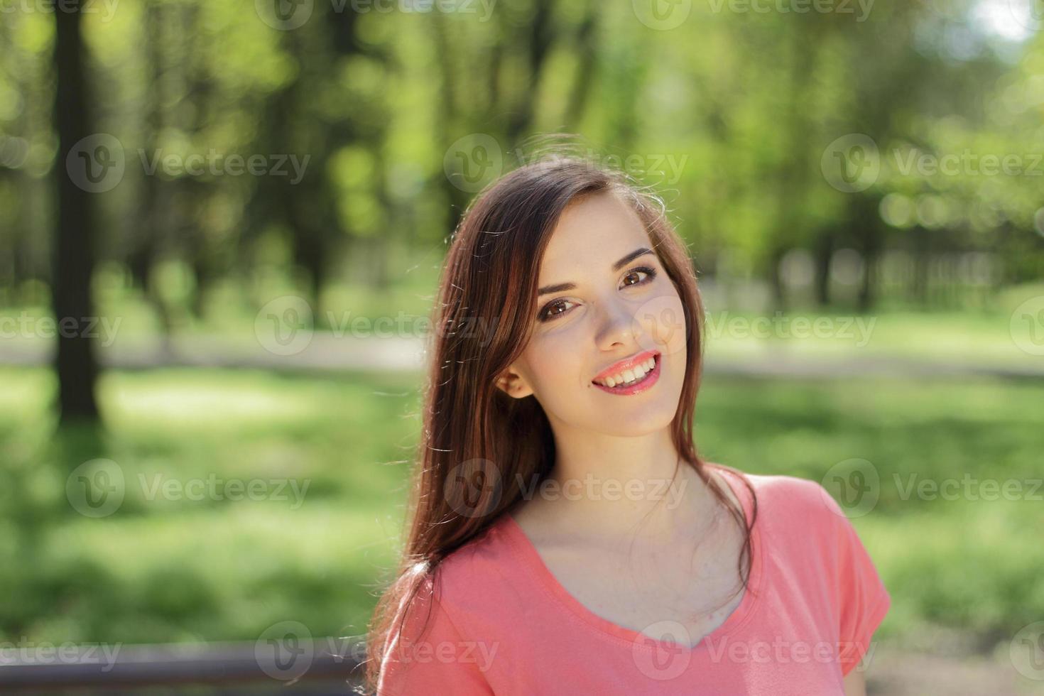 kvinna som ler i en park foto