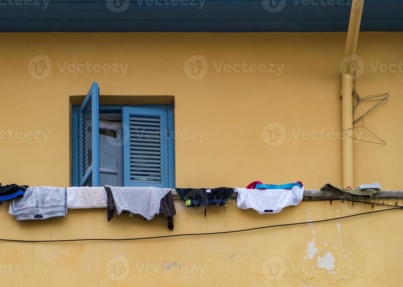 kläder som hänger på balkongen framför fönstret i ett traditionellt hus i gamla Nicosia, Cypern foto