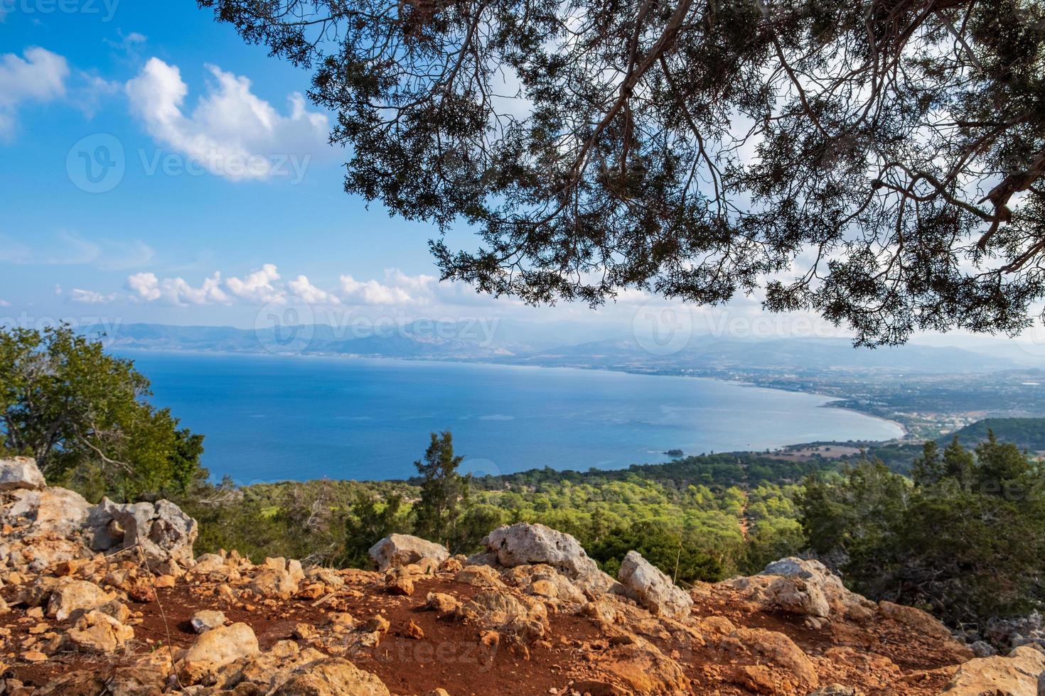 Medelhavet från Afrodite vandringsled i Akamas, Cypern foto