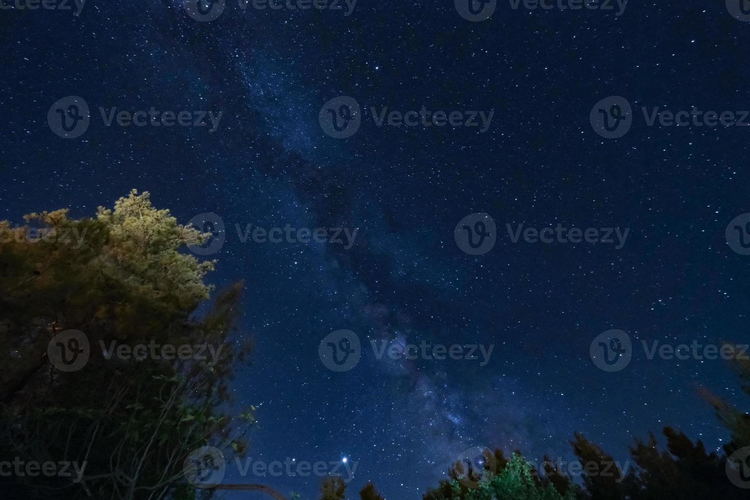 Vintergatan över skogen vid Troodosbergen i Cypern foto