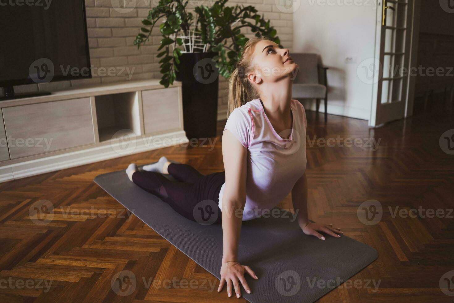 ung kvinna praktiserande pilates och yoga övningar på Hem foto
