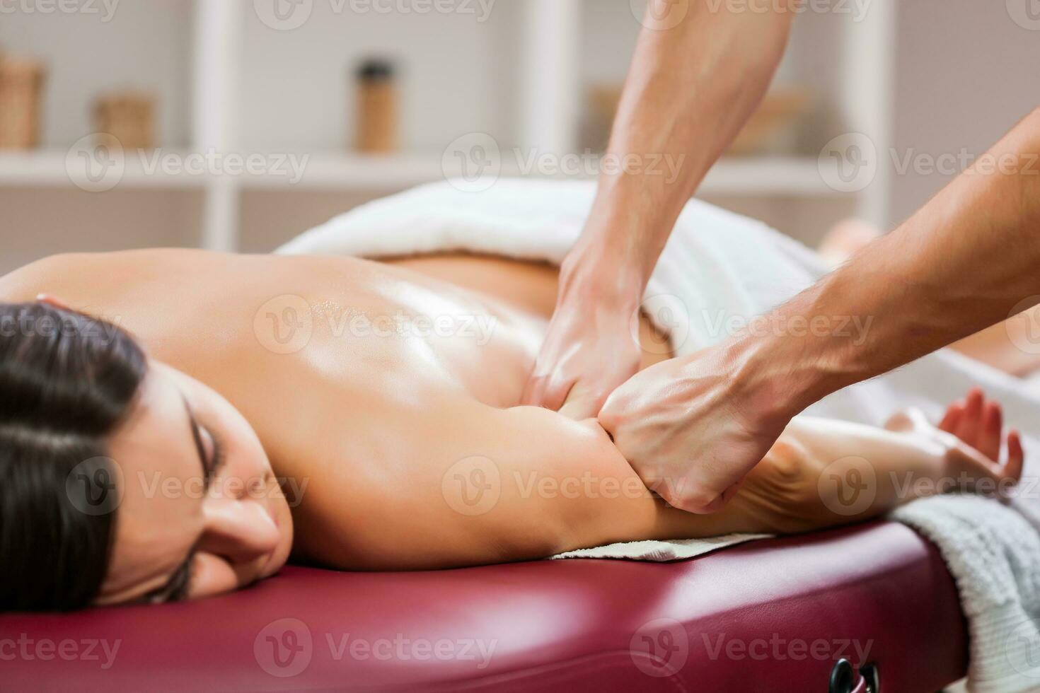 en kvinna har en massage foto