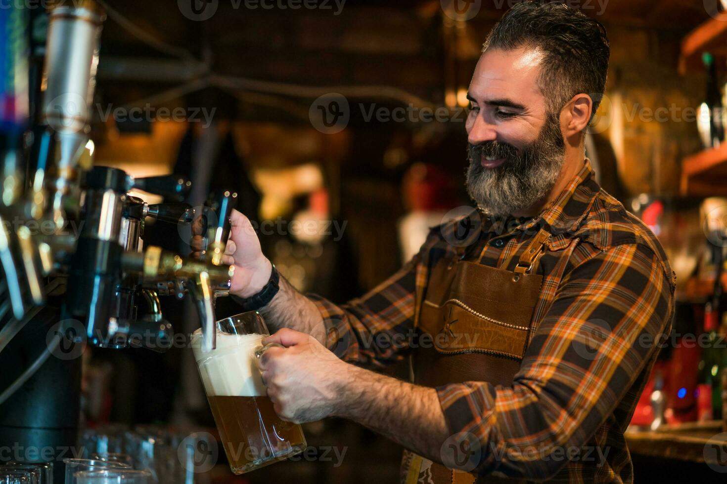 porträtt av en man vem Arbetar som en bartender foto