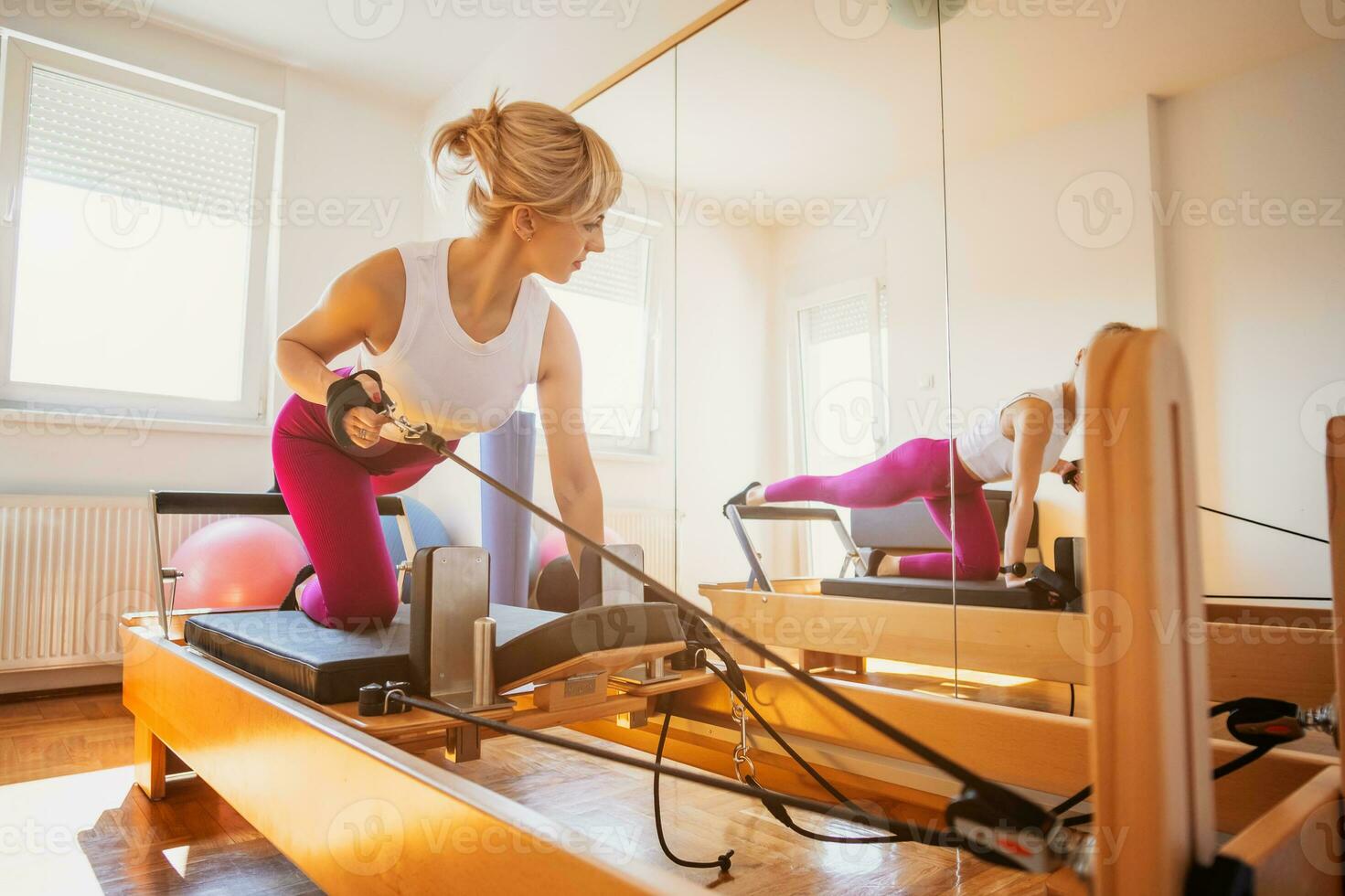 en kvinna håller på med pilates inomhus foto