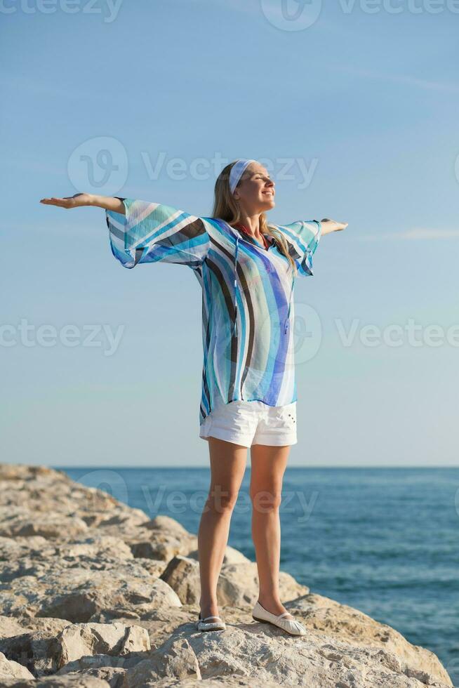 en kvinna på de strand foto