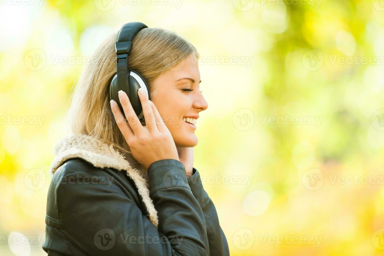 en kvinna lyssnande till musik foto