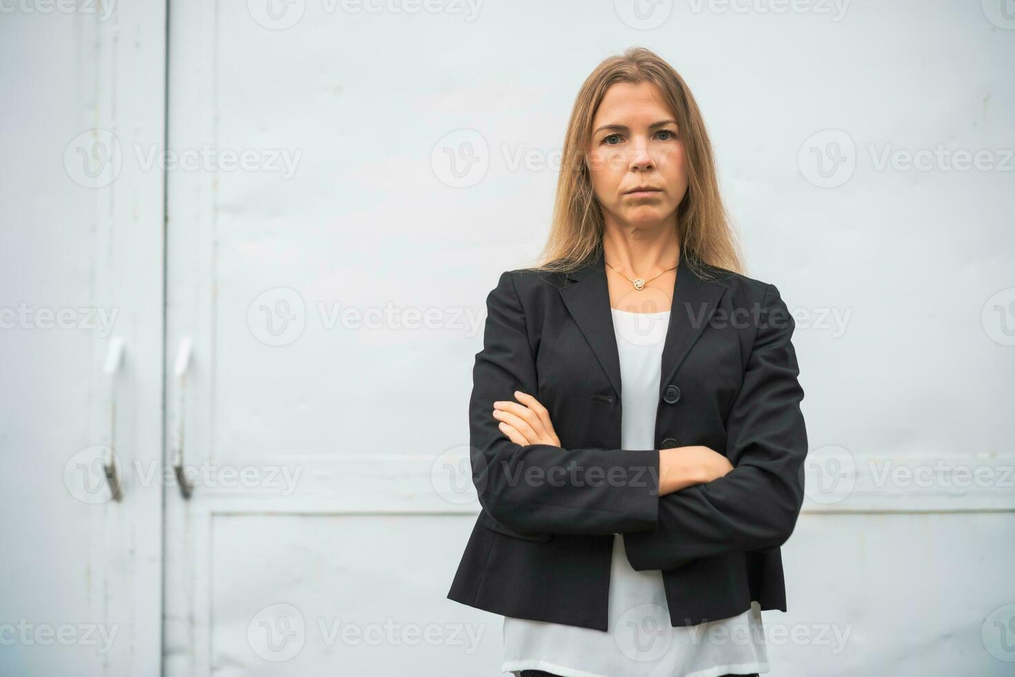 en allvarlig affärskvinna i en svart kostym foto