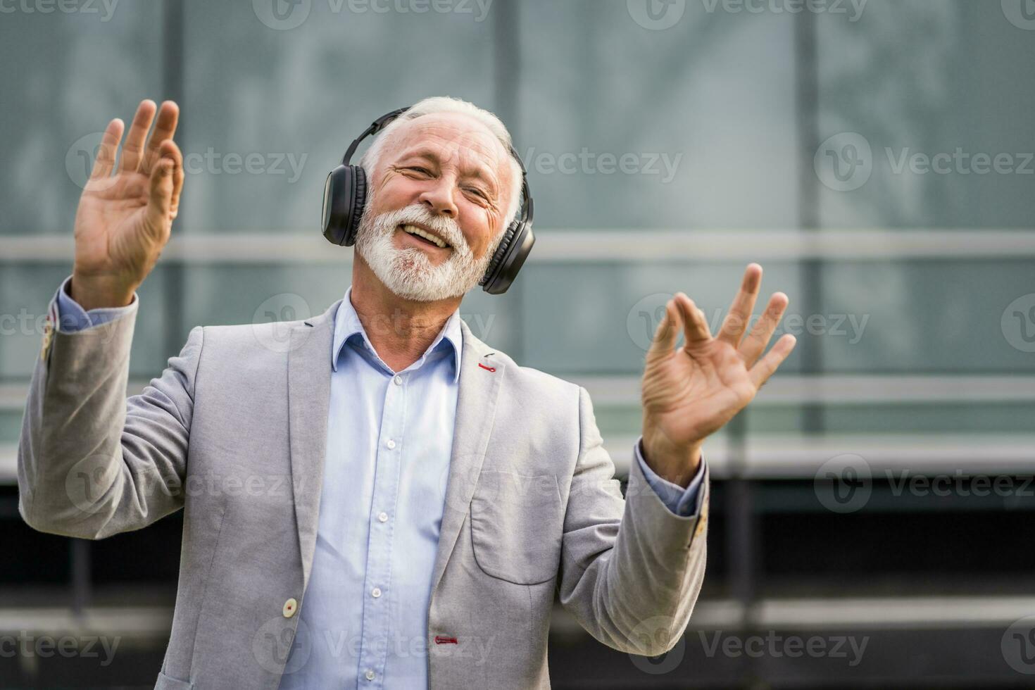 en senior man lyssnande till musik foto