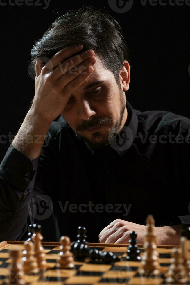 en man som spelar schack foto