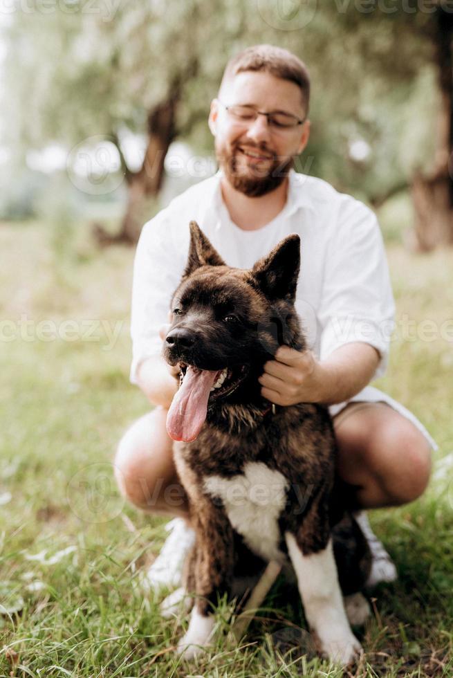 stor hund för en promenad med en kille och en tjej foto