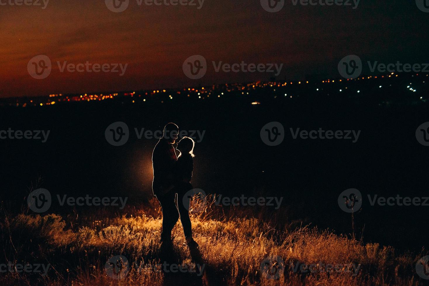 ungt par en kille och en tjej i ljusa stickade hattar stannade på en camping foto