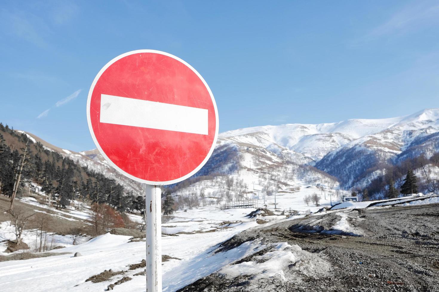 förbudstecken i snöiga berg foto