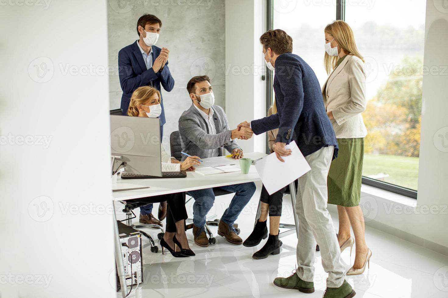 människor möter med masker på foto